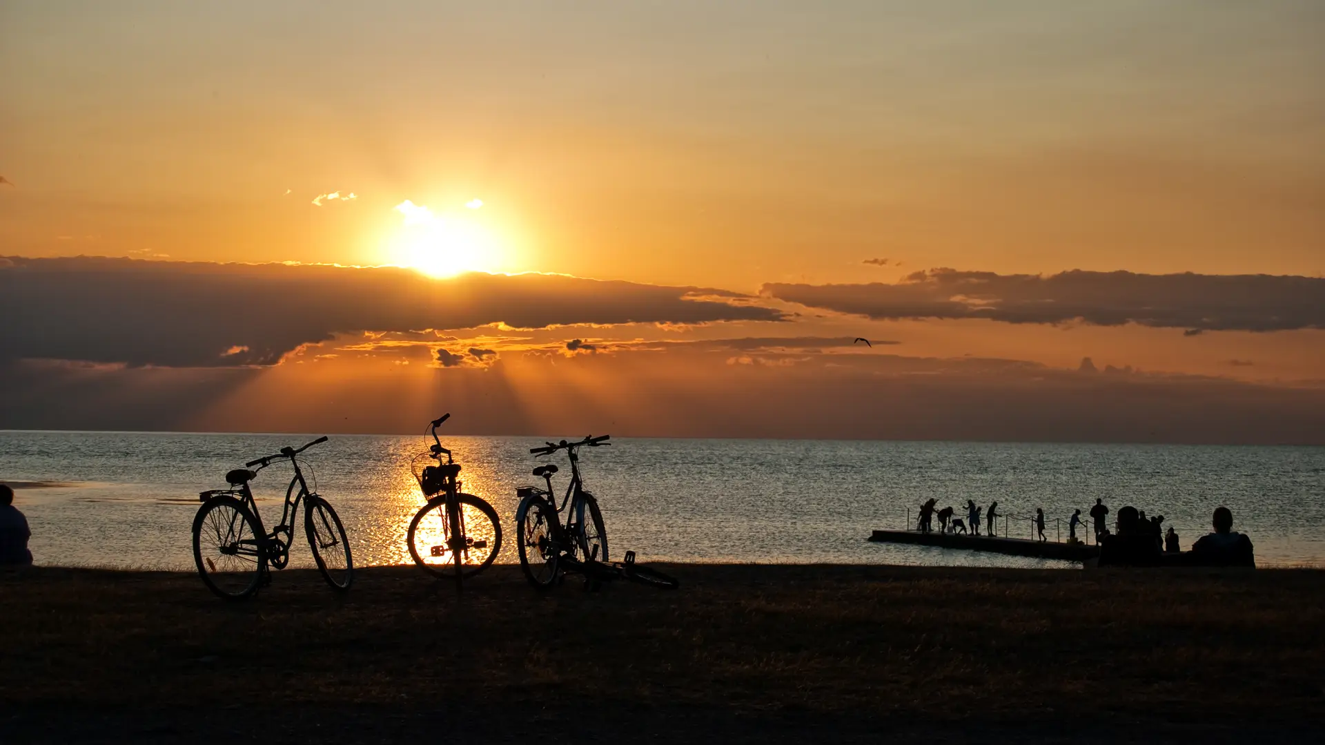 shutterstock_55837573 Torekov švedska zalazak sunca sunce plaža biciklo priroda-689de90de78dc.webp