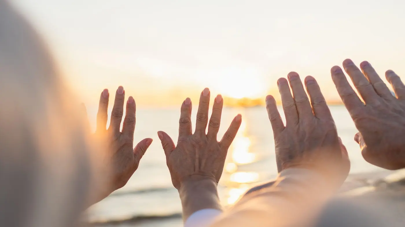 sunce, ljudi, starenje, staračke ruke - profimedia-0987208593-68b2843b74264.webp