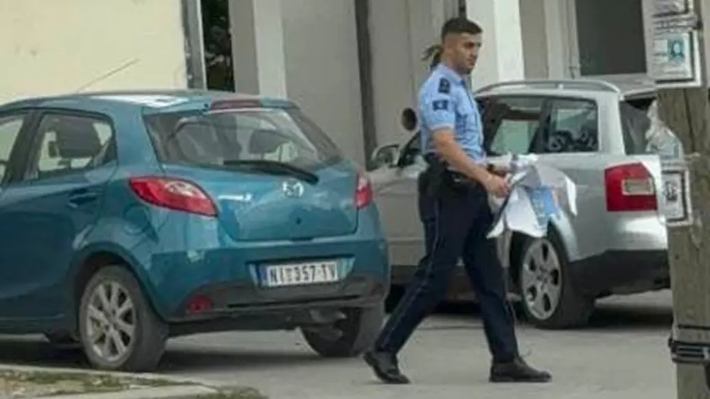 takozvana tzv kosovska policija cepa plakate sa srspskom trobojkom na kosmetu, kosovo, kosmet - 31 avg 2025 - Tanjug STR (2)-68b482540b512.webp