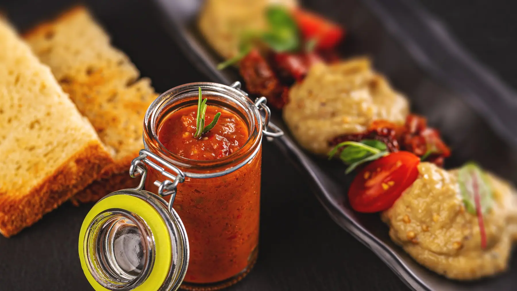 tost, tostirani hleb, ajvar, humus, pasulj namaz - profimedia-0529036301-68984f847a721.webp