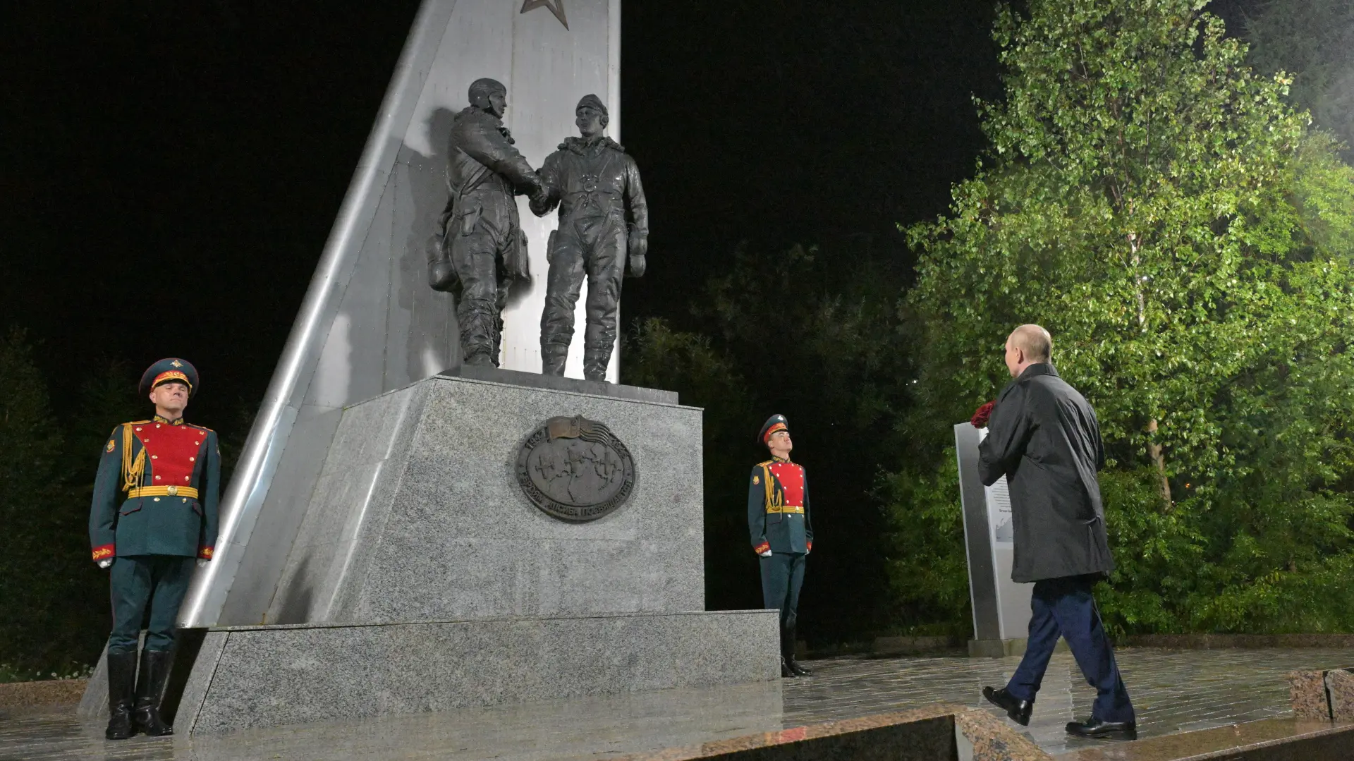 vladimir putin, cveće na spomenik ruskim i američkim pilotima - 15 avg 2025 - REUTERS-689f63eb2a7d3.webp