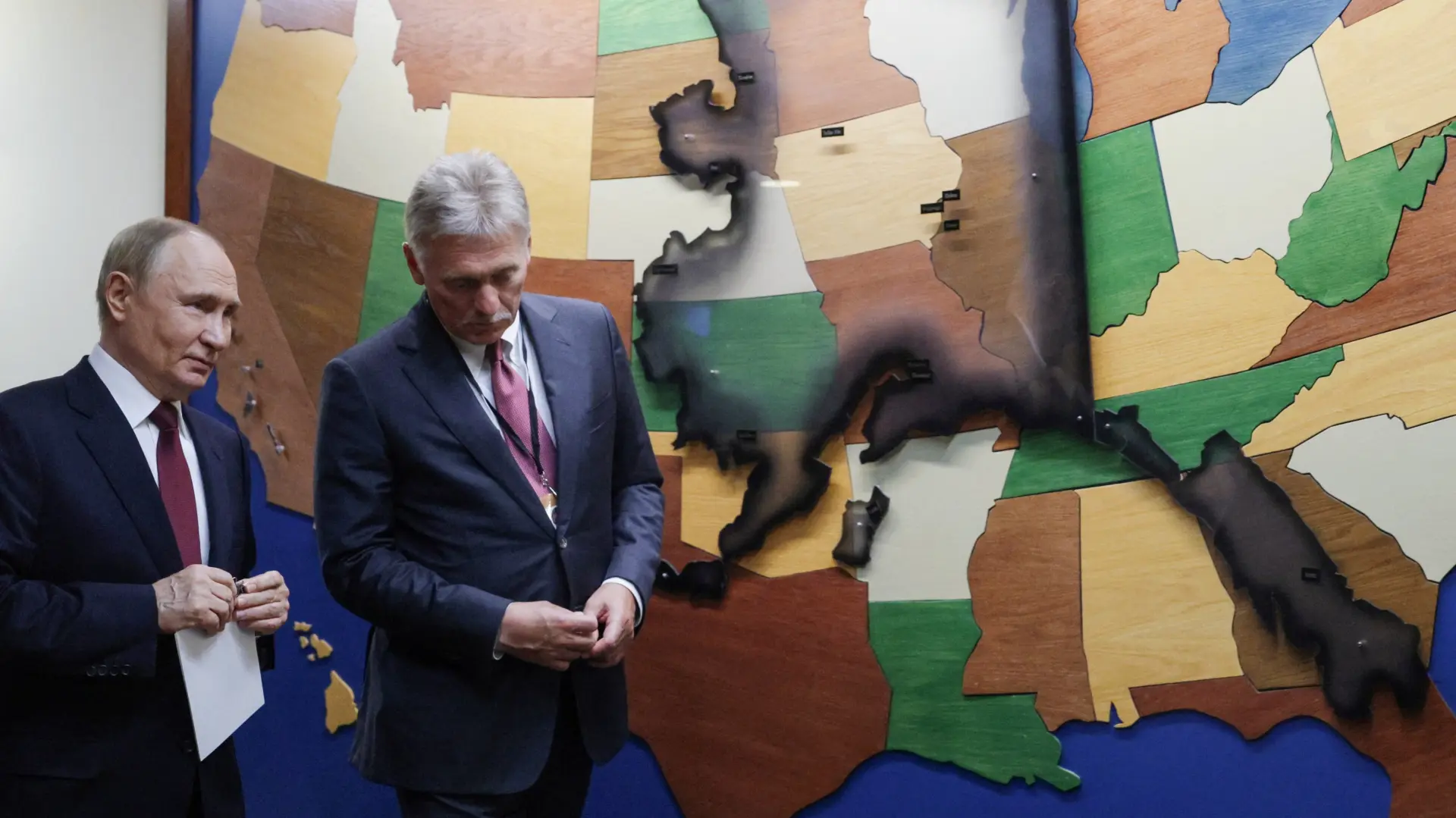 vladimir putin, dmitrij peskov - 16 avg 2025 - Sputnik Gavriil Grigorov Pool via REUTERS-68a017f0351e6.webp