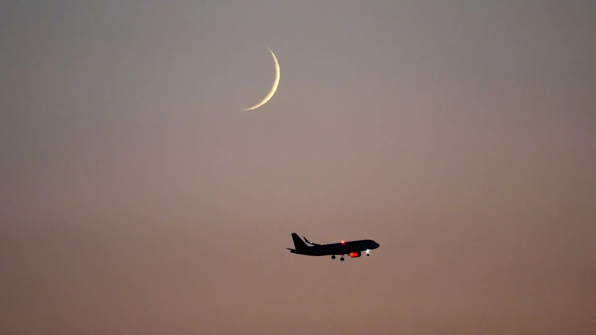 (AP PhotoArmando Franca Tanjug mlad mesec nebo avion horoskop-68b6c7aeb632f.webp
