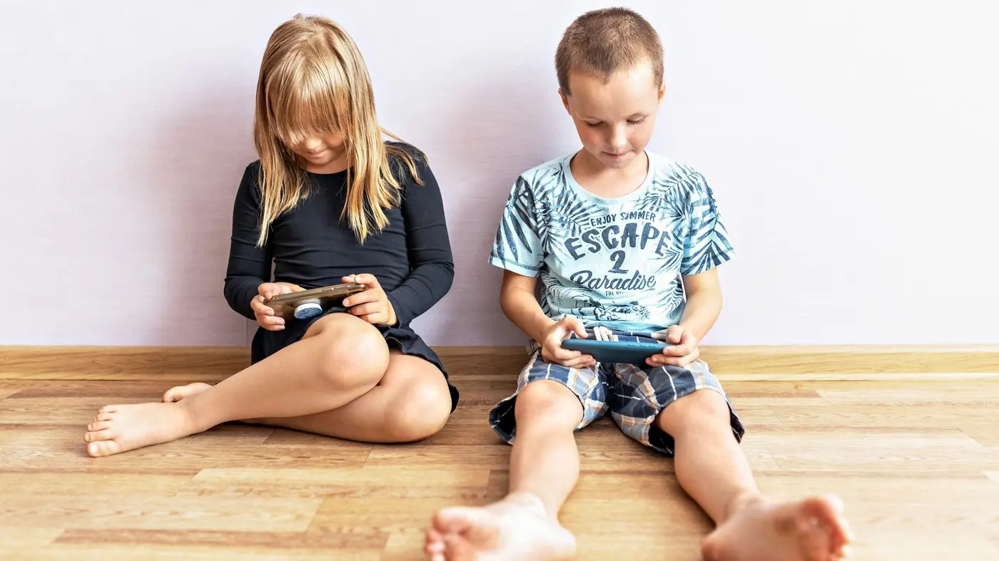 deca, dečak, devojčica, dete, mobilni telefon, telefoni, korišćenje mobilnih telefona, mobilnog telefona - profimedia-0629947762-68d57a65bc307.webp