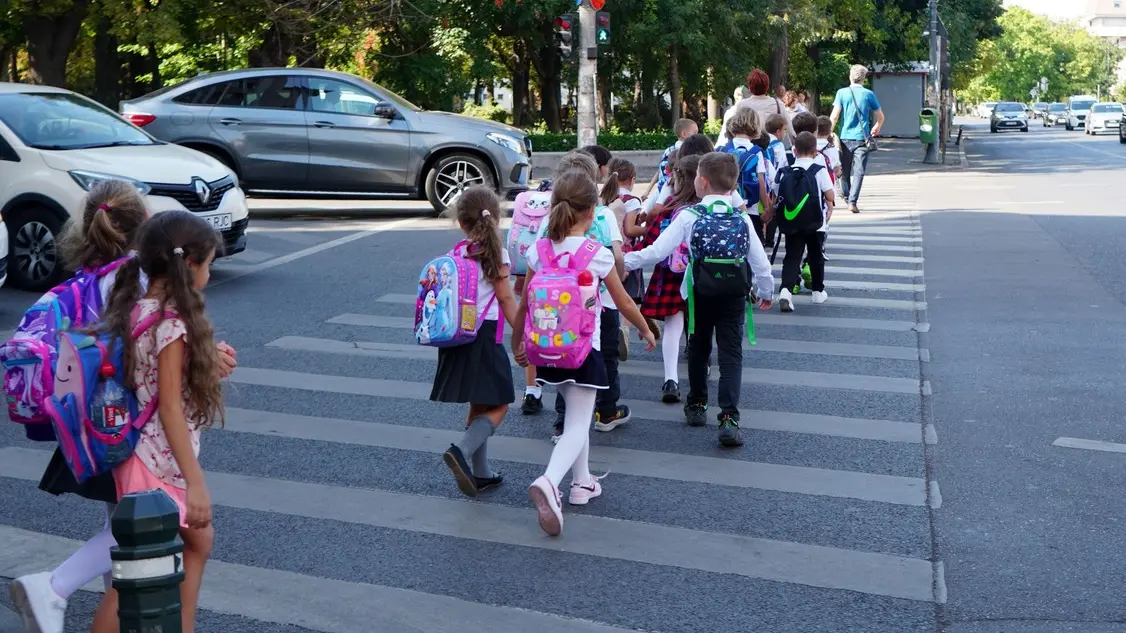 deca, saobraćaj, pešački prelaz, đaci, bezbednost u saobraćaju, početak škole školske godine, prelazak pešačkog prelaza - profimedia-0818939518-68b725e1658b8.webp