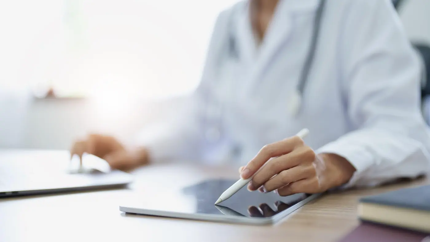 doktorka, lekarka, računar, tablet, medicina, e-bolovanje - profimedia-0741452781-68bd491a5e7c2.webp