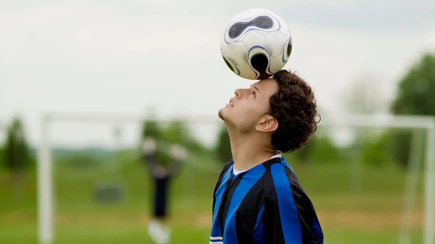 fudbal, udarac šut lopte glavom, pimpovanje lopte, glava, trening -  profimedia-1014011728-68ce28a32b279.webp