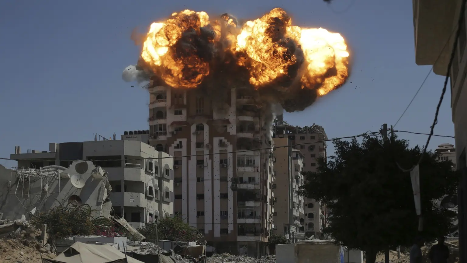 izraelska vojska pogodila tri solitera nebgodera u gradu gazi, gaza, izrael, palestina, palestinci, napad izraela - 14 sept 2025 - Tanjug AP Photo Yousef Al Zanoun (3)-68c6ce377fc45.webp