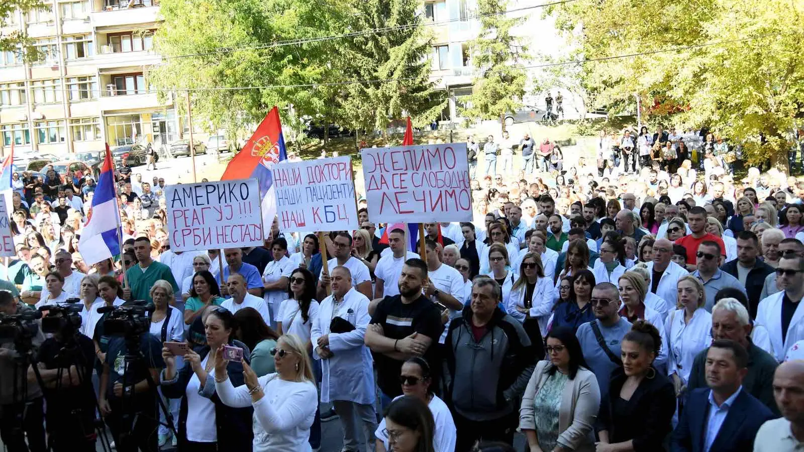 kbc kosovska mitrovica, protest ispred kbc kosovska mitrovica zbog upada tzv. kosovska policija - 19 sept 2025 -  TANJUG STR (2)-68cd368ef3439.webp