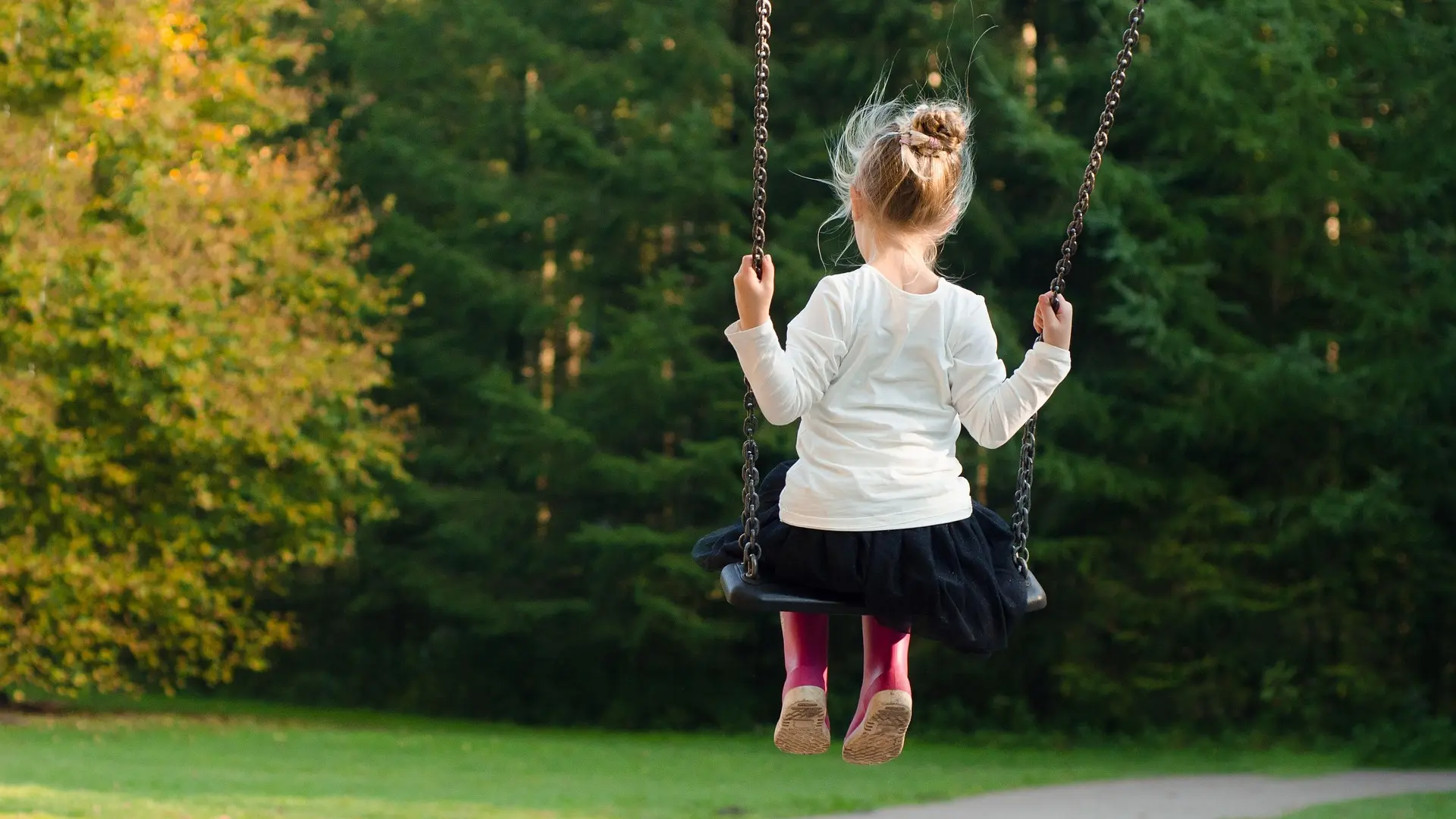 park deca devojčica priroda ljuljaška dete igranje pixabay-68d940277afb1.webp