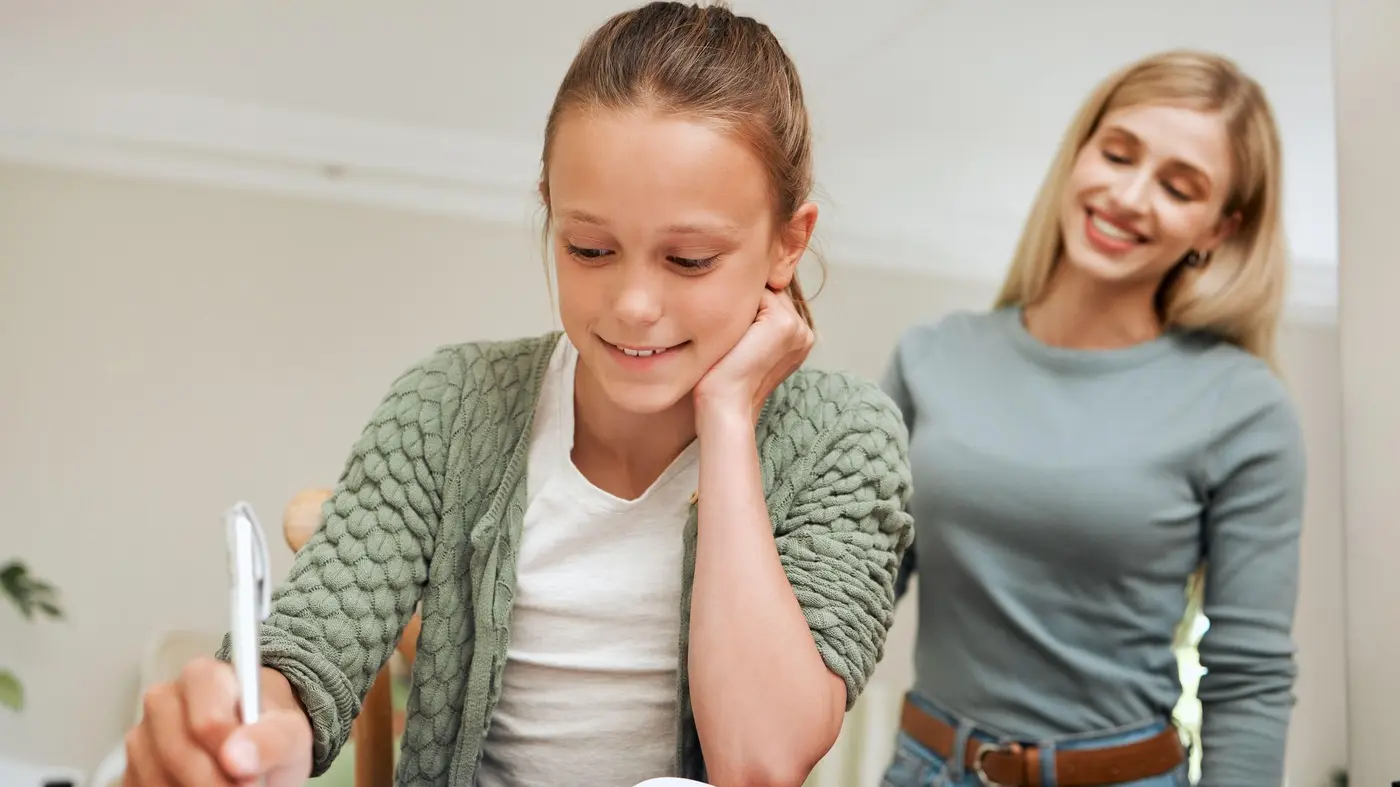 roditelji, deca, učenje, majka, ćerka, devojčica, priprema za školu, domaći zadataka - profimedia-0983314838-68b878d401021.webp