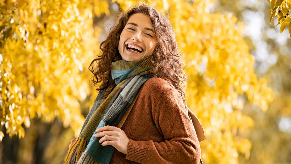 shutterstock, jesen, moda, šal, ćuto lišće-68d803b5a619a.webp