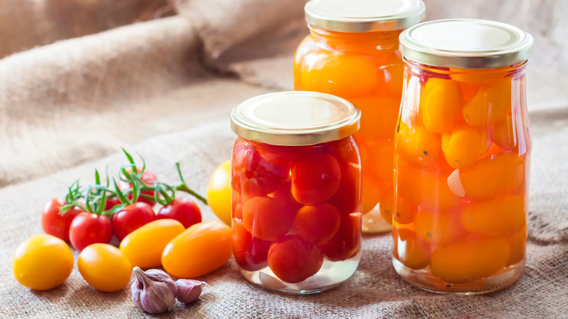 shutterstock_1228131733 paradajz zimnica tegla-68d67b793dcf2.webp