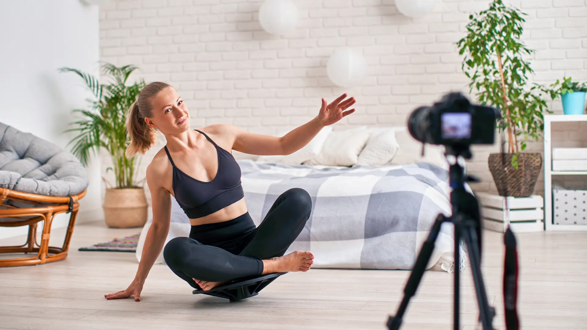 shutterstock_1453564757 vežbanje ravnoteža trening žena zdravlje snimanje  fizička aktivnost razgibavanje buđenje-68ba9aef1257f.webp