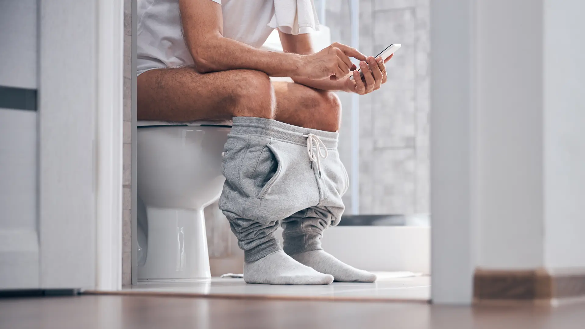 shutterstock_1744156037 telefon u toaletu toalet wc muškarci muškarac kupatilo šolja-68bff198e3f7c.webp