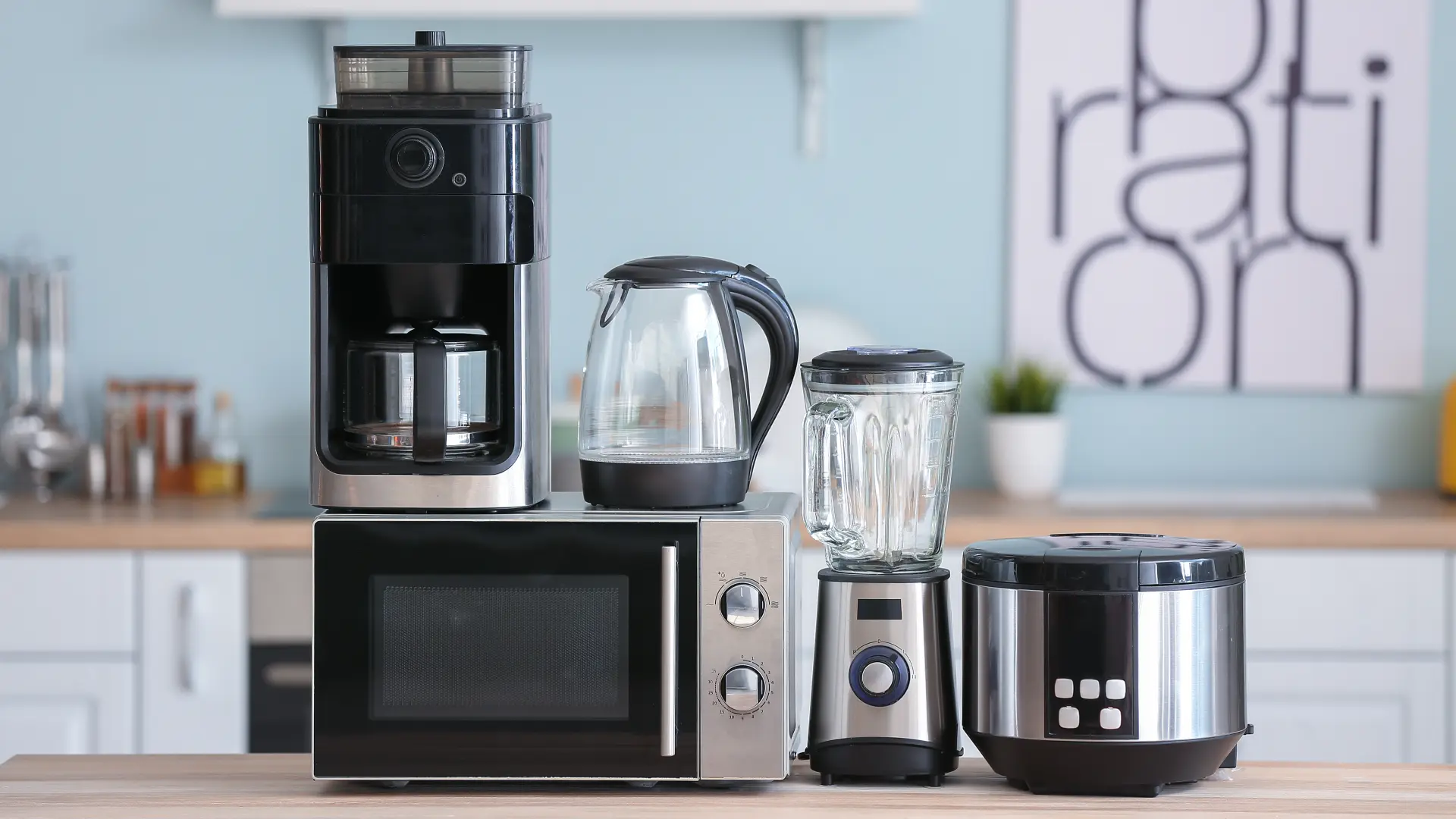 shutterstock_1887369376 kuhinja mikrotalasna ketler kuvalo aparat za kafu uređaji secko blender-68ca903a0510f.webp