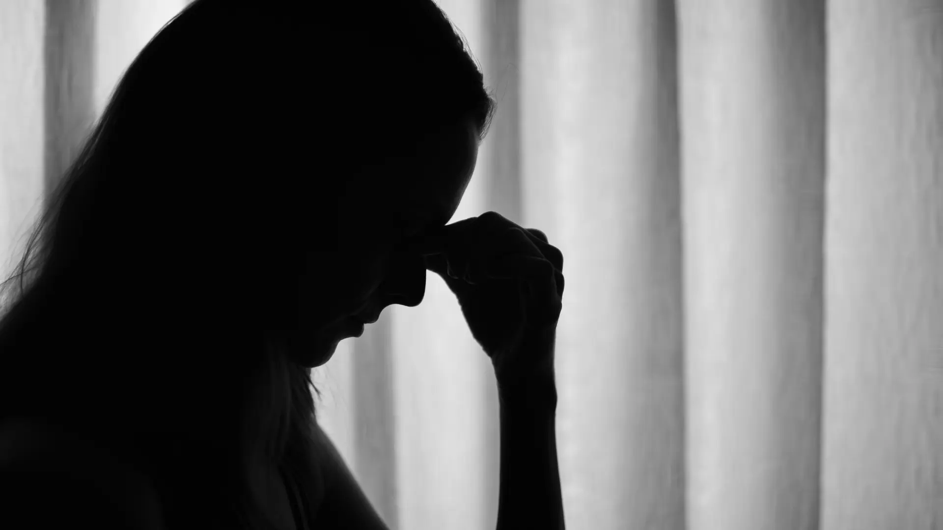 shutterstock_1981623323 samoća tuga usamljenost samoubistvo žena devojka-68b70035b7ab0.webp