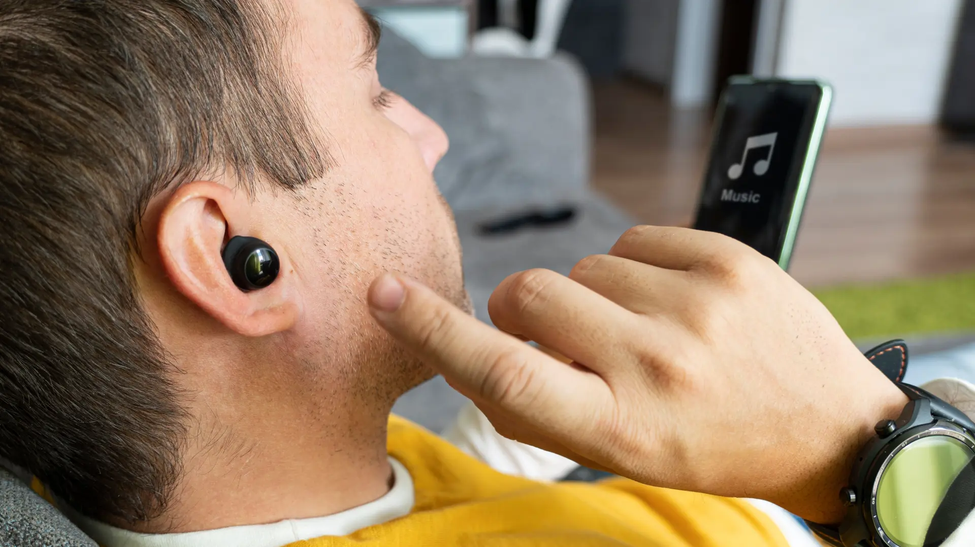 shutterstock_2204281845 bežične slušalice muzika uživanje-68c93906ec6ae.webp