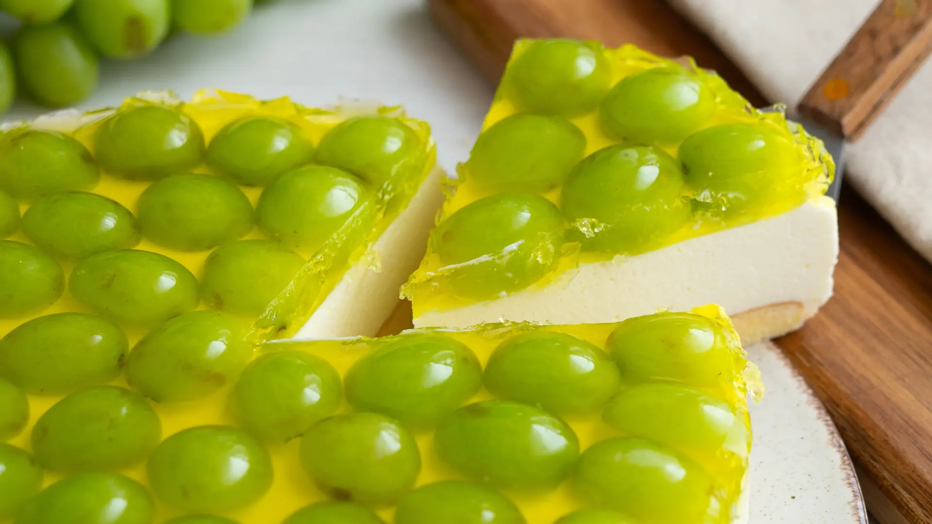 shutterstock_2454741891 čizkejk torta sa grožđem-68b6e9cf78517.webp