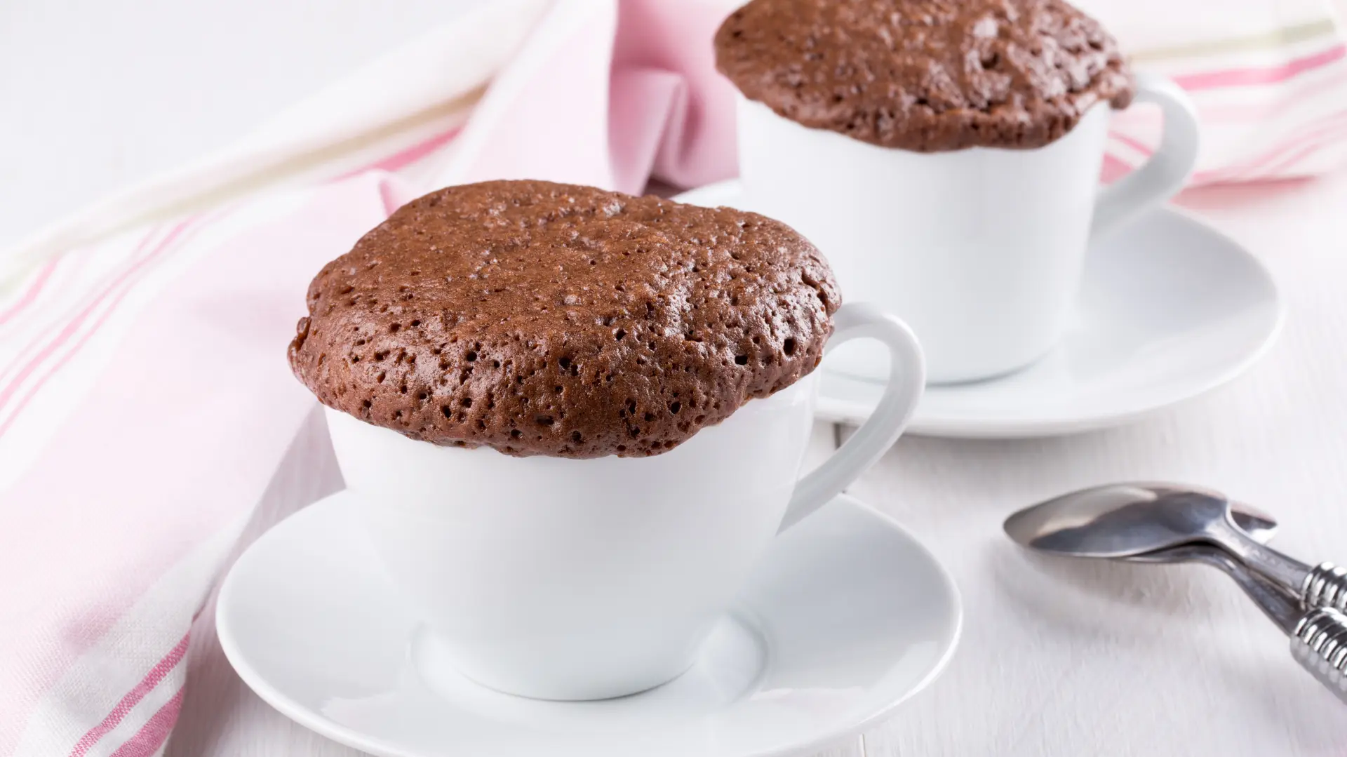 shutterstock_268020377 čokoladni kolač brzi kolač iz mikrotalasne-68c7be54180fe.webp