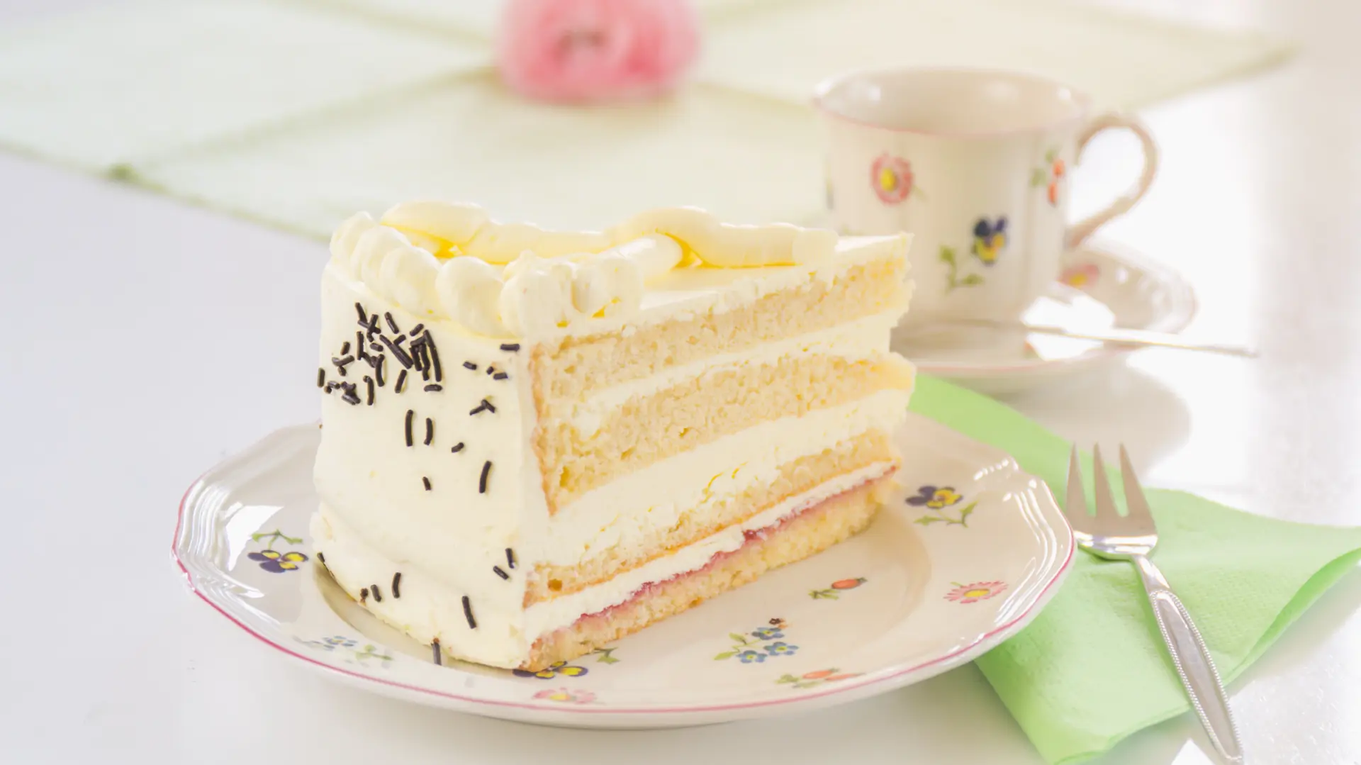 shutterstock_399510547 bela torta-68da547761843.webp