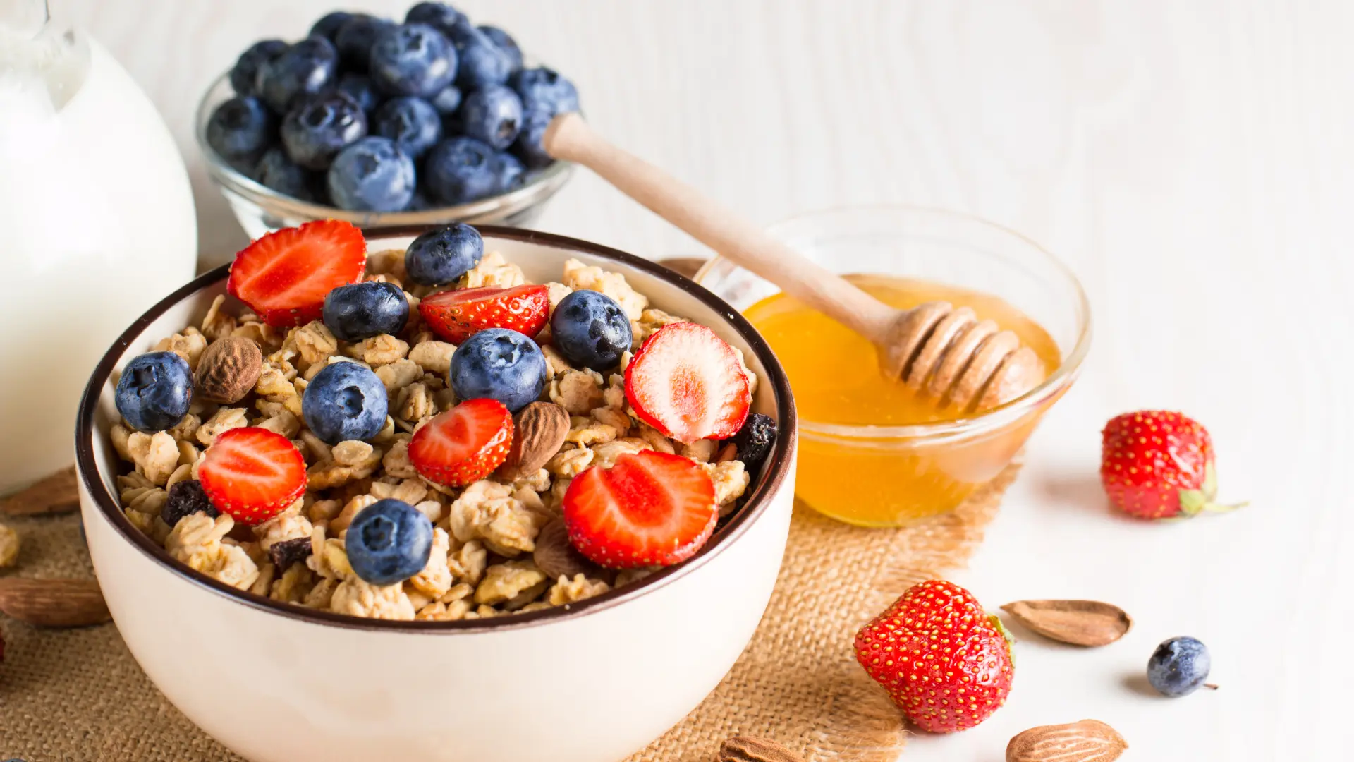 shutterstock_709505506 doručak med borovnica musli ovsene granola pahuljice-68b98f5437770.webp