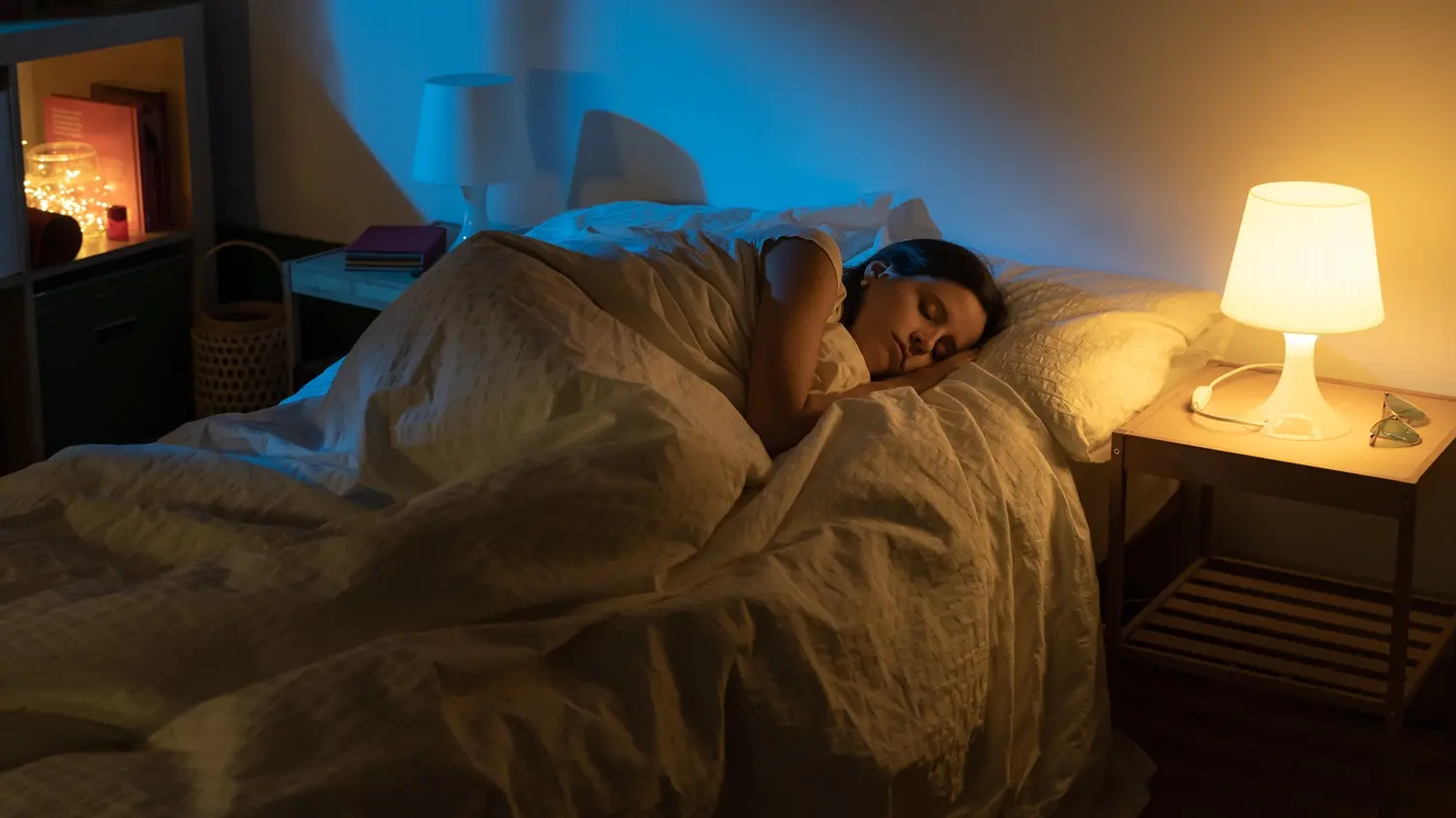 spavanje sa upaljenim svetlom, lampa, krevet, upaljeno svetlo - shutterstock_2089653664-68b6007acc1d2.webp