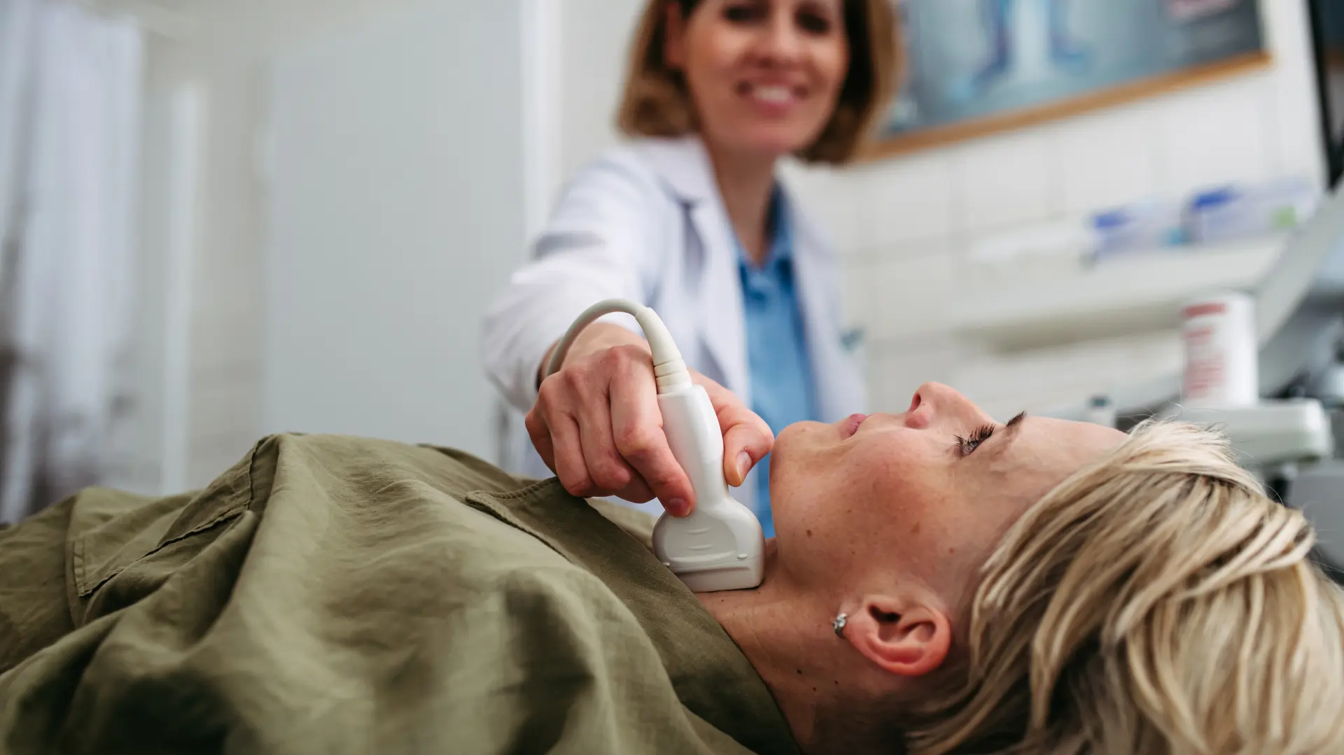 ultrazvučni pregled karotide uz shutterstock-68d3ec1726302.webp