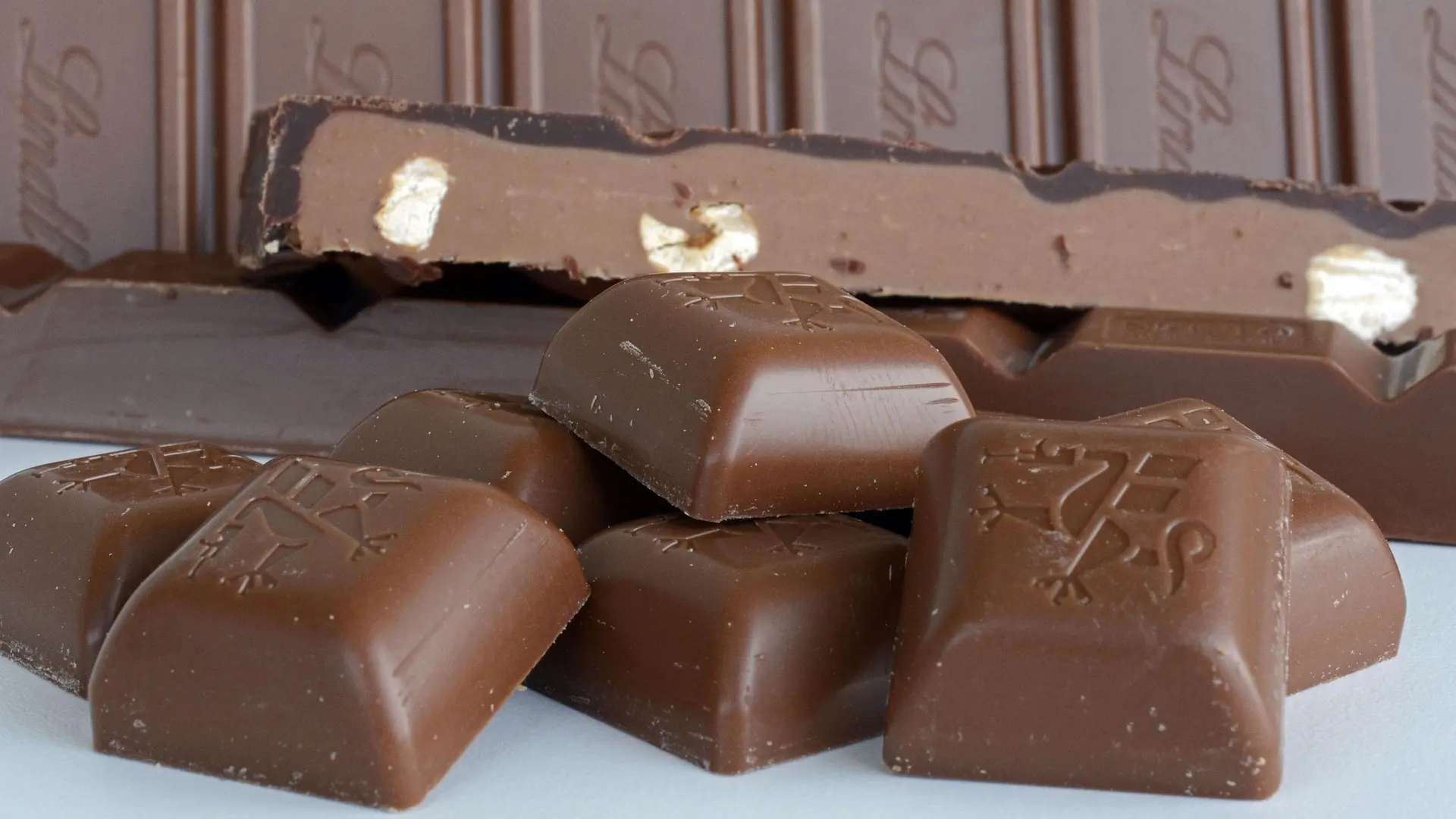 čokolada crna tamna pixabay 2 sa lešnikom kockica-68eba591c4f41.webp