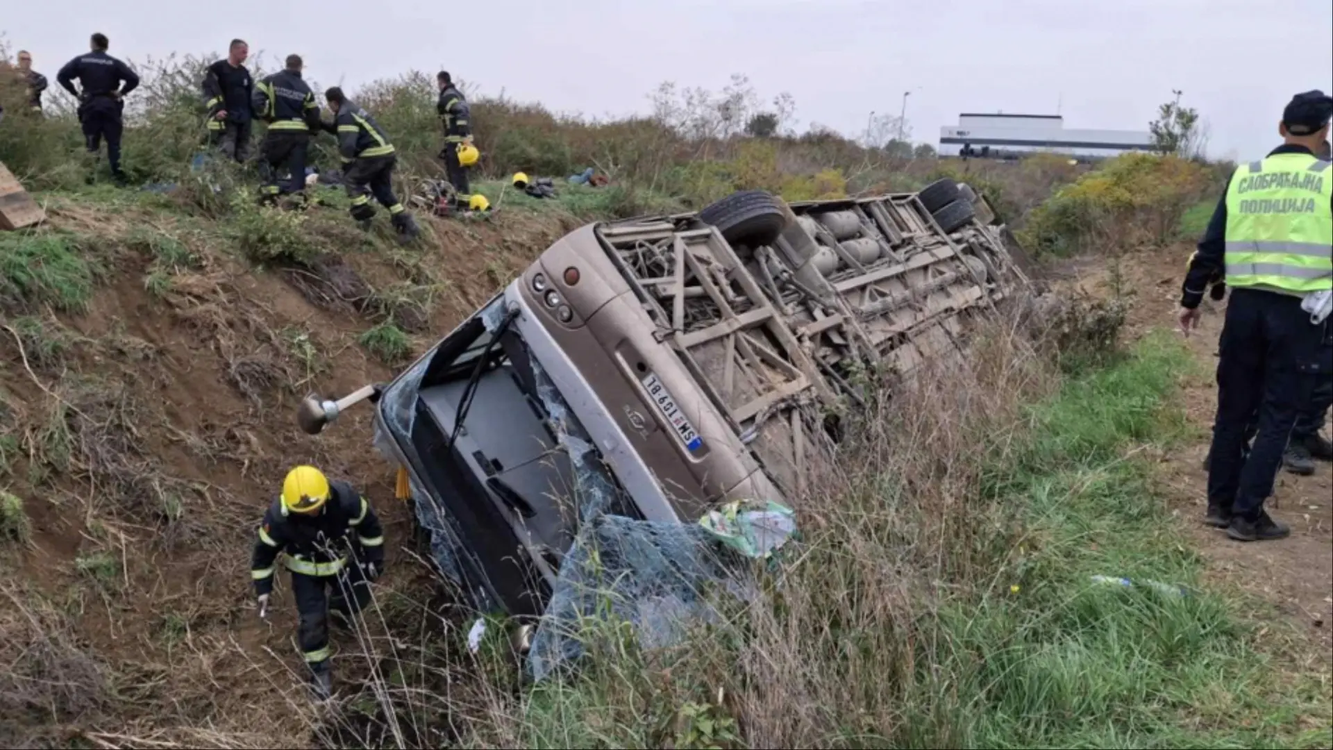 Saobraćajna nesreća kod Sremske Mitrovice, prevrnuo se autobus sa putnicima, MUP (4)-68f257271538d.webp