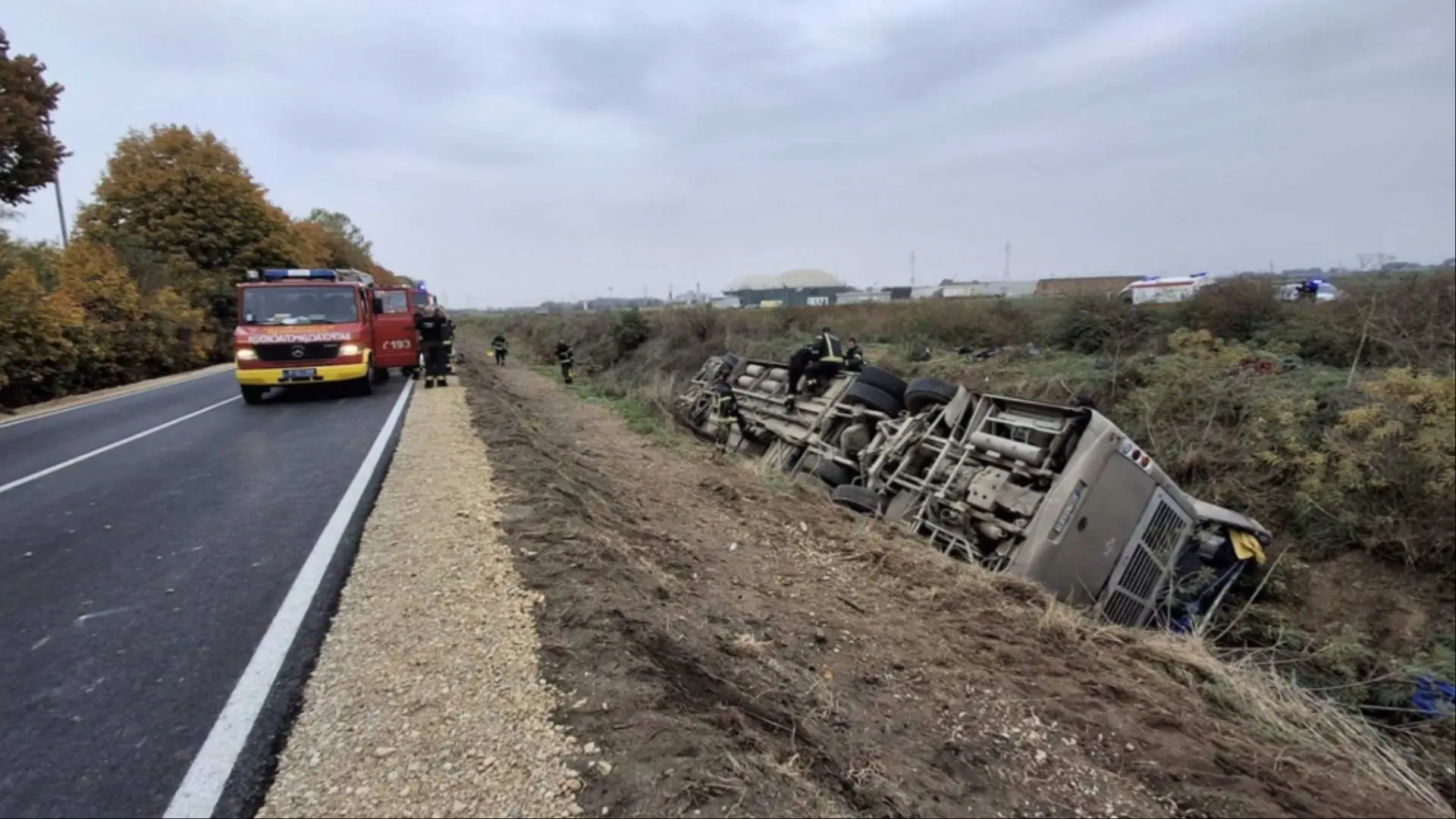 Saobraćajna nesreća kod Sremske Mitrovice, prevrnuo se autobus sa putnicima, MUP (5)-68f2570bb771a.webp