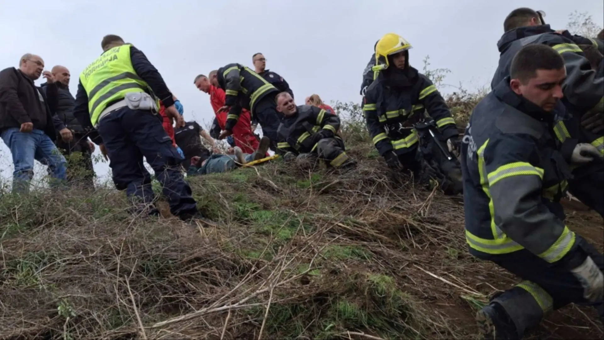 Saobraćajna nesreća kod Sremske Mitrovice, prevrnuo se autobus sa putnicima, MUP (6)-68f256fc3deac.webp
