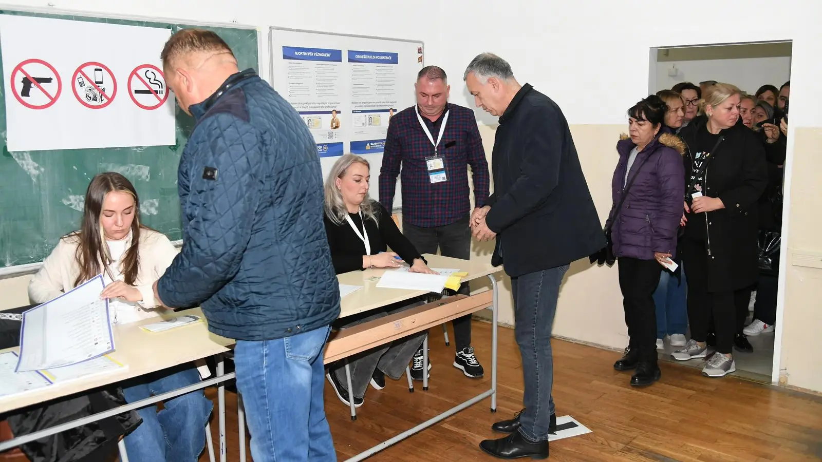 Tan2025-10-1209491160_0 zlatan elek glasanje kosovska mitrovica izbori na kosovu tanjug-68eb8cf5b83af.webp