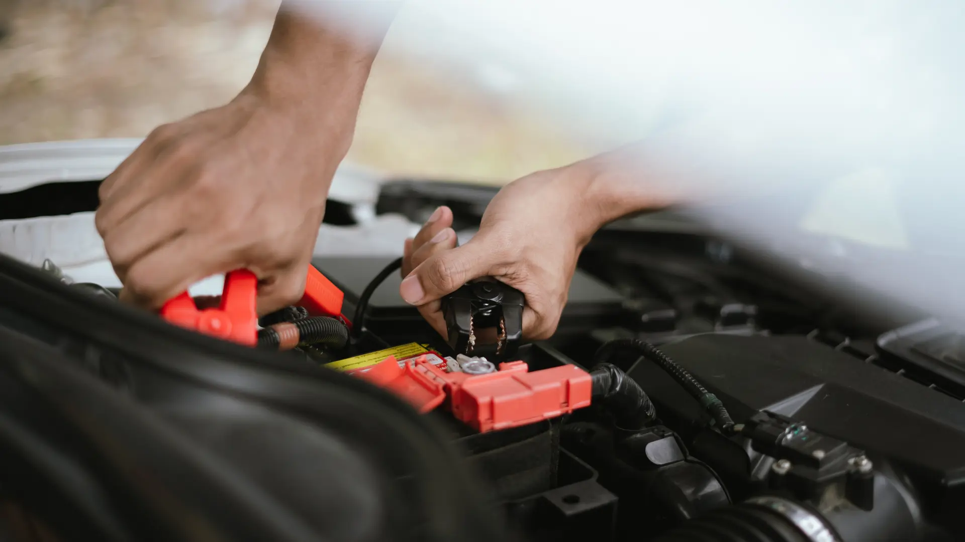 akumulator automehaničar popravka automobila hauba shutterstock-6900d999328e2.webp