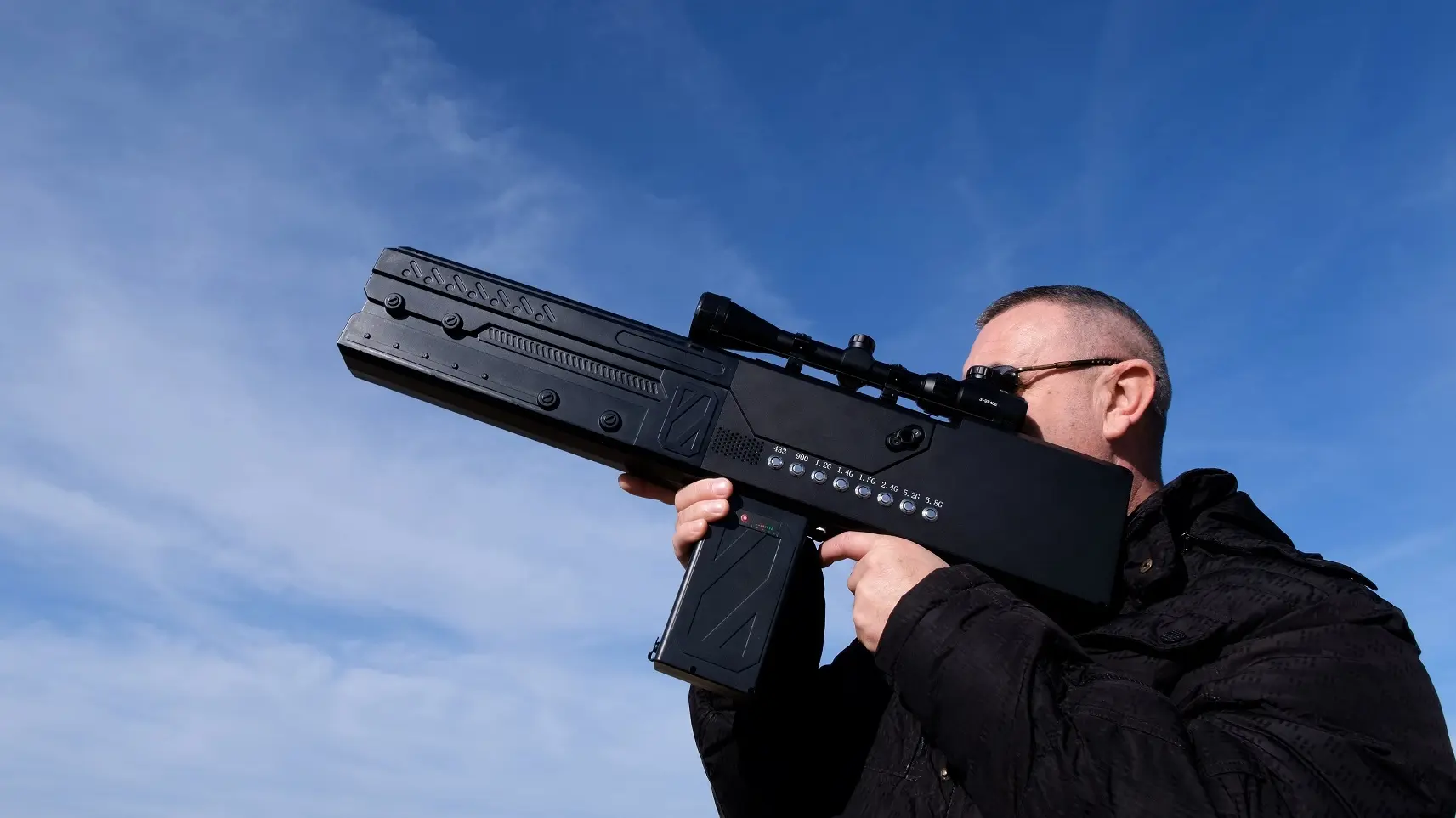 anti-dron puška, obaranje dronova, dron, droovi - shutterstock_2546380291-68e66faf5a6d2.webp