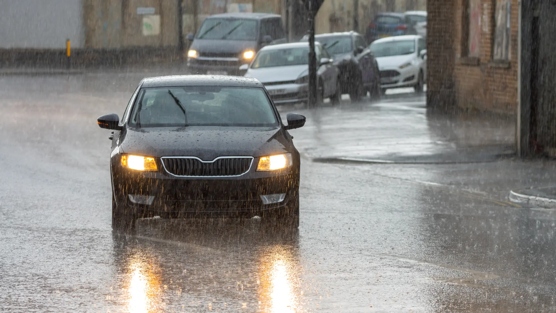 automobil kiša farovi dnevna svetla vreme shutterstock-68dfdde4f08bd.webp