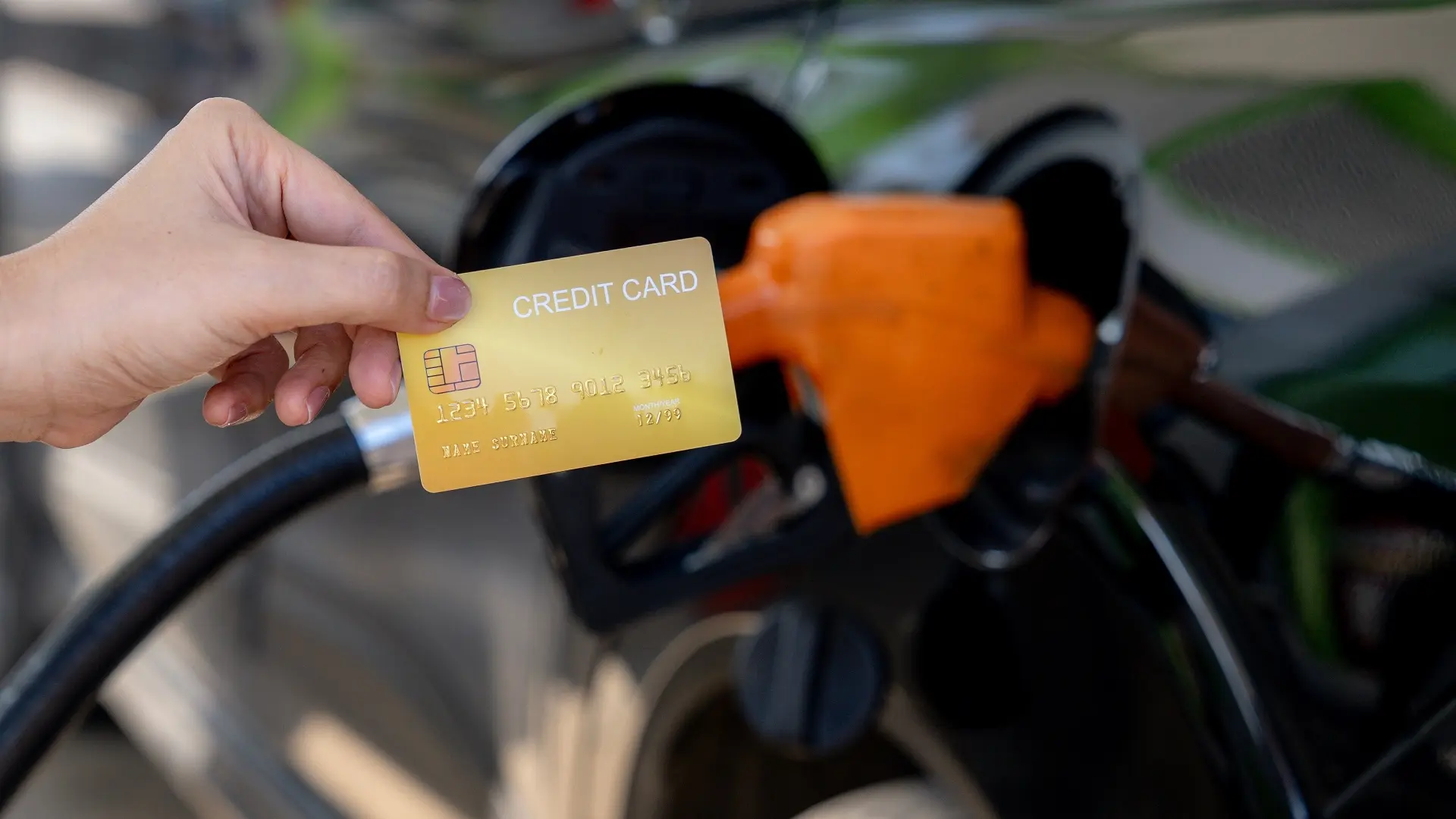 benzinska stanica pumpa, gorivo, benzin, dizel, plaćanje goriva, kreditna kartica, beskontaktno plaćanje, točenje goriva - shutterstock_2567438539-68e7b20778b3d.webp