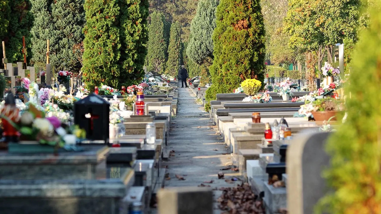 groblje, grobovi, spomenik, zadušnice, Pixabay-68e8bca613c3b.webp