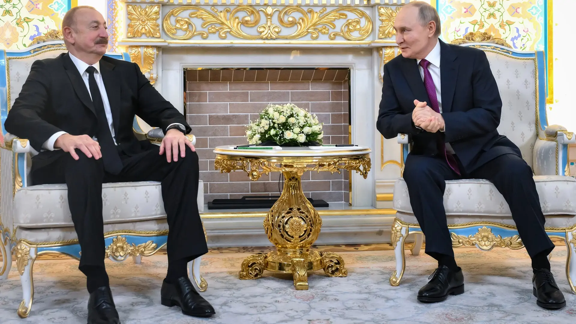 ilham alijev, vladimir putin - 9 okt 2025 - Tanjug Grigory Sysoyev, Sputnik, Kremlin Pool Photo via AP (1)-68e7b88ee069f.webp