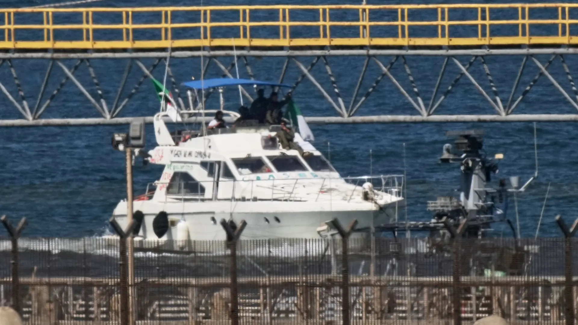 izraelski vojnici, izraelska mornarica dovozi aktiviste globalne smudske flotile u izraelsku luku - 2 okt 025 - AP Photo Leo Correa - AP25275399418758-68de7654b81dc.webp