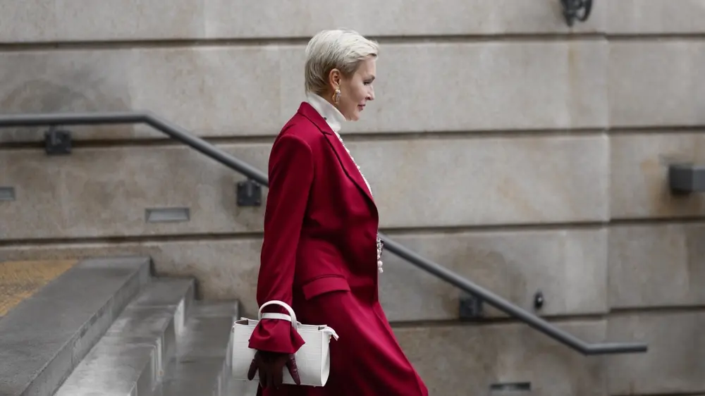 kaput, bordo kaput, moda, stil, Shutterstock-68eb88c0a4bc3.webp