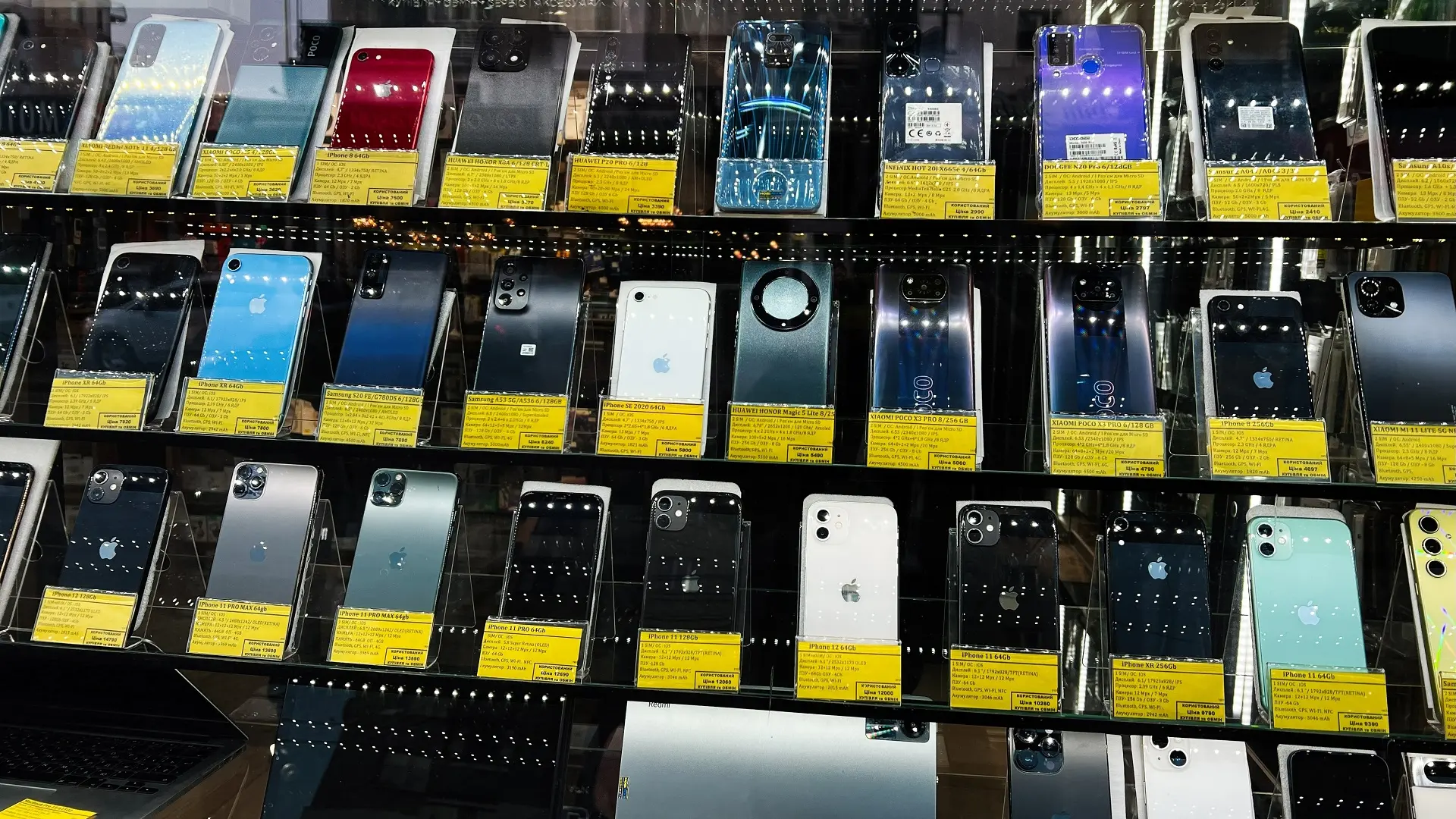 mobilni telefoni, smartfoni, prodaja mobilnih telefona - shutterstock_2594210281-68e758bb2da75.webp