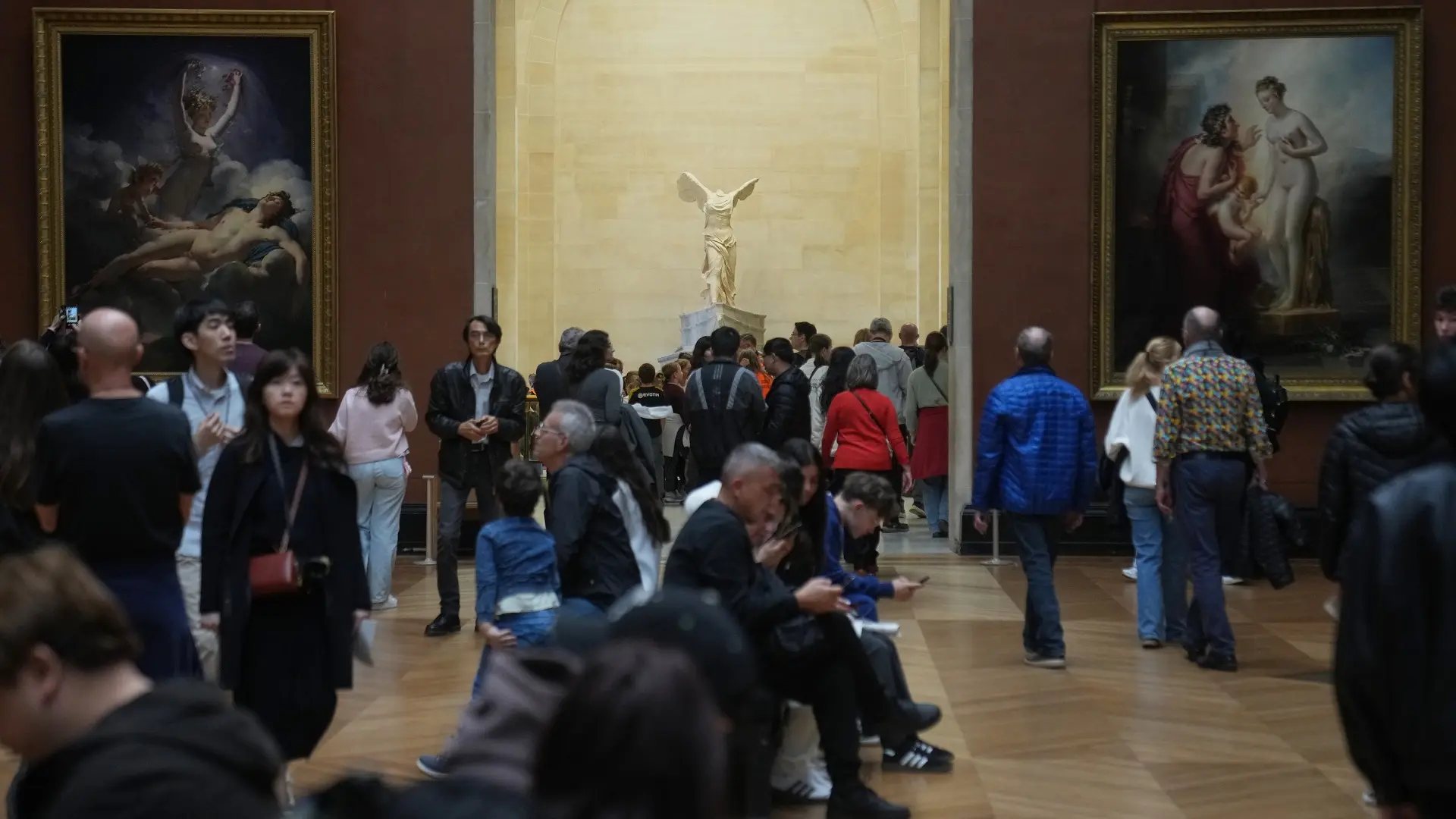 muzej luvr otvorio vrata posle pljačke - 22 okt 2025 - AP Photo Thibault Camus - AP25295363160348-68f8baba9147b.webp