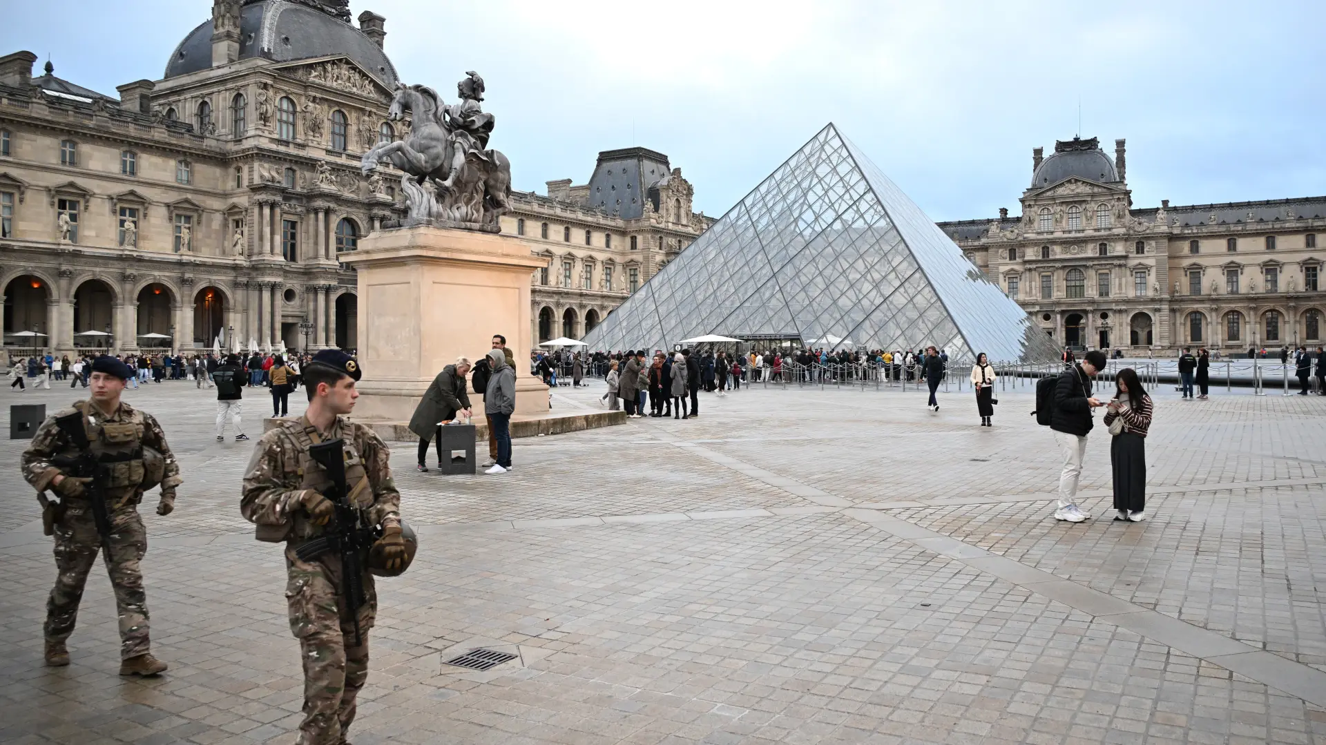 muzej luvr pariz AP PhotoEmma Da Silva tanjug-68f7d8fc52587.webp