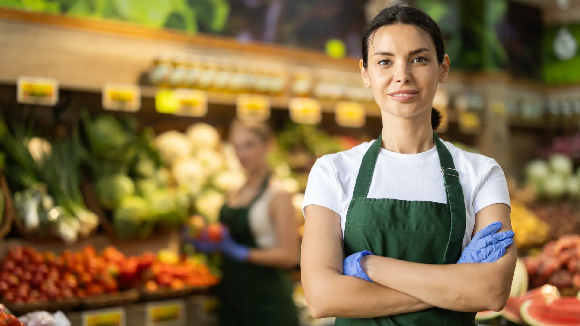 prodavac prodavnica voćara trgovina shutterstock-68de9b58988eb.webp