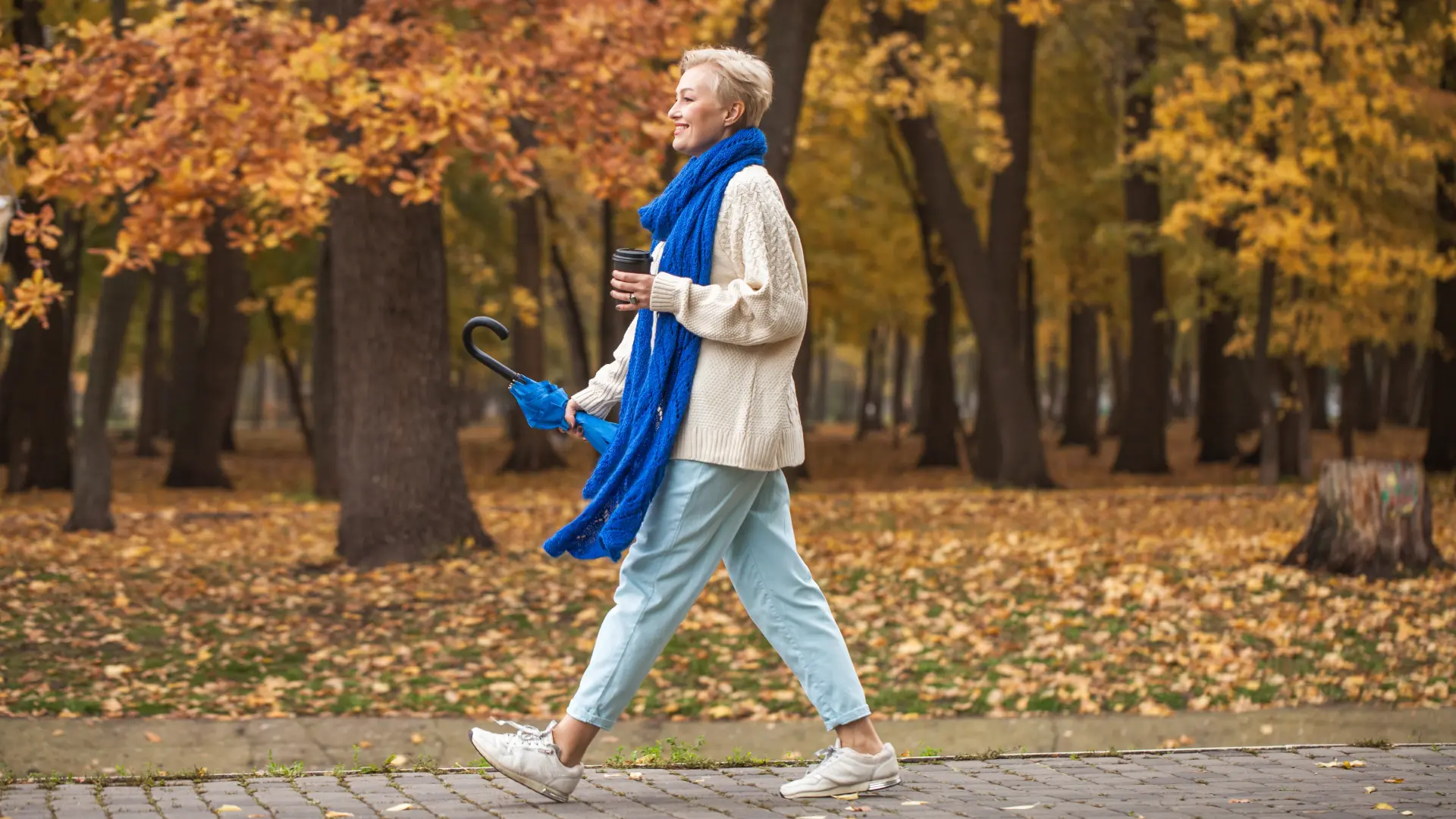 shutterstock_2215105045 šetnja jesen žena starija gospođa baka menopauza šal džemper-6900b66b559ba.webp