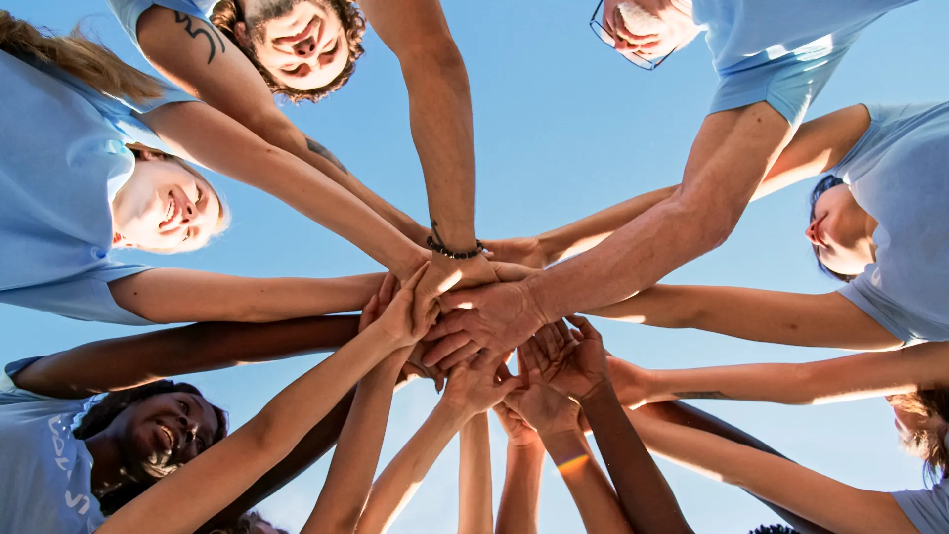 shutterstock_2276262827 davanje ljudi prijatelji zahvalnost tim team svi za jednog jedan za sve-68e7972ae8d13.webp