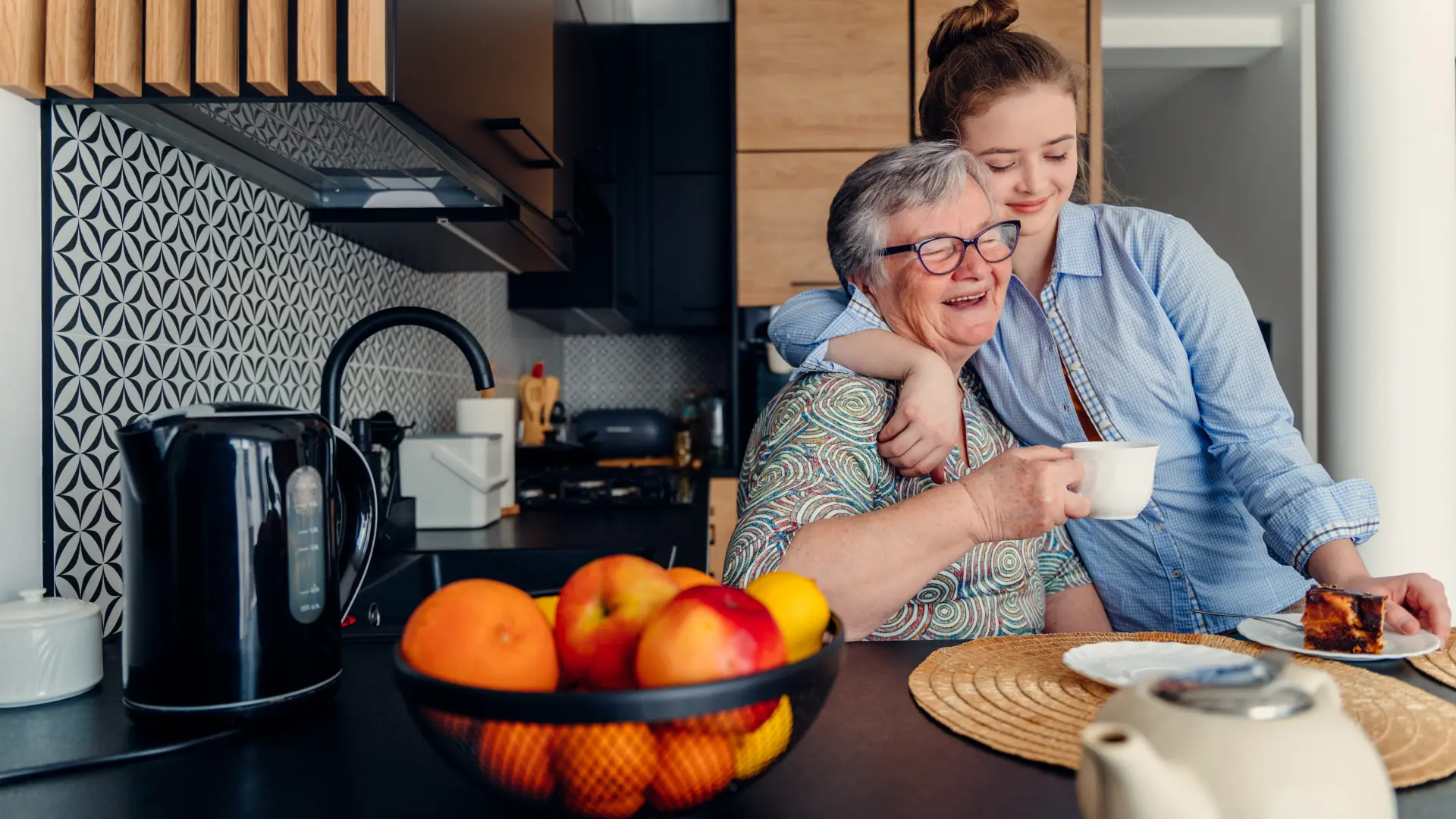 shutterstock_2285092741 baka baba čaj unuka ljubav sreća voće kuhinja porodica ketler kuvalo kafa uživanje-68e60ff2c58f3.webp