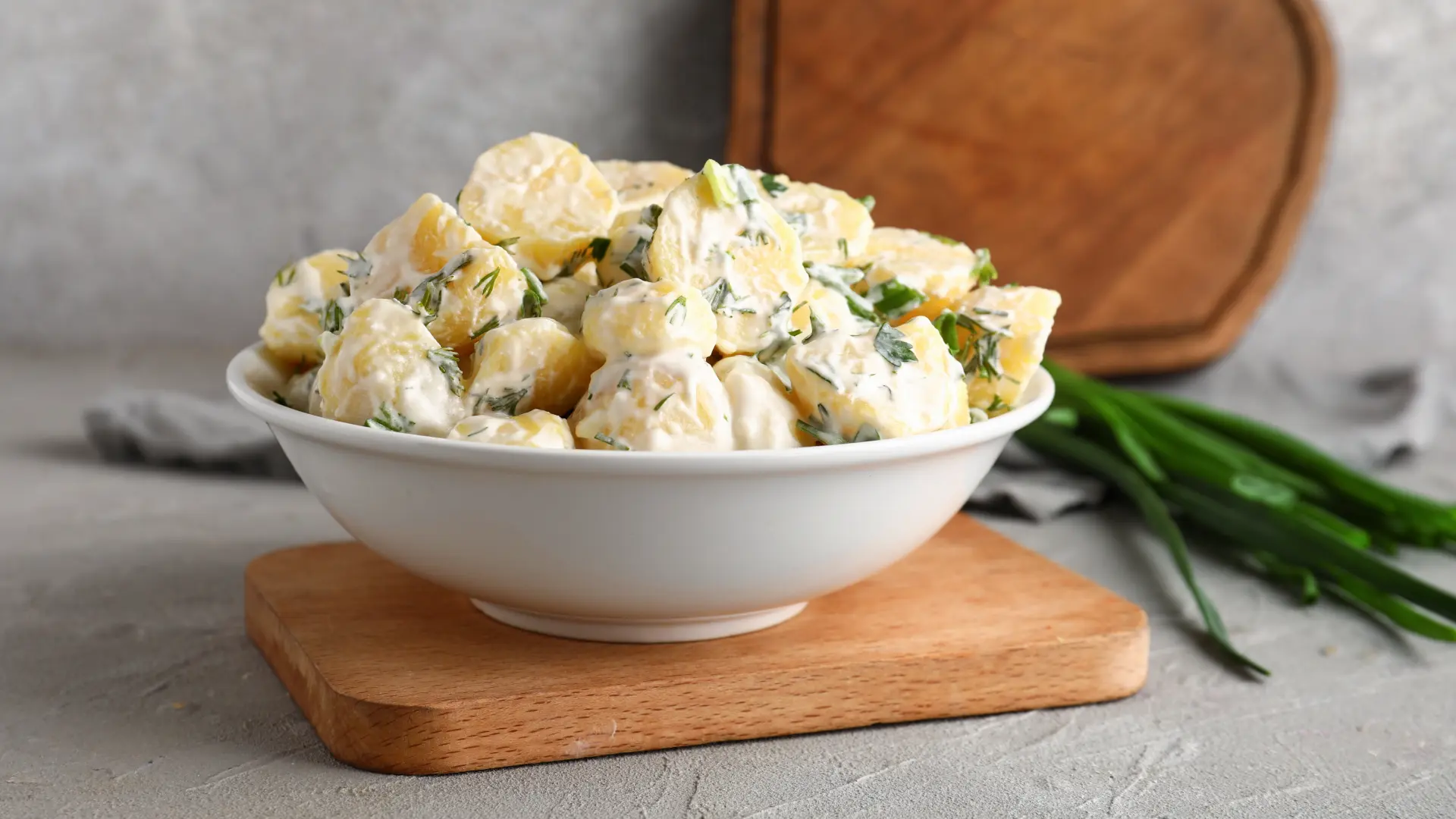 shutterstock_2287160207 kremasta krompir salata-68dfd92164f9c.webp