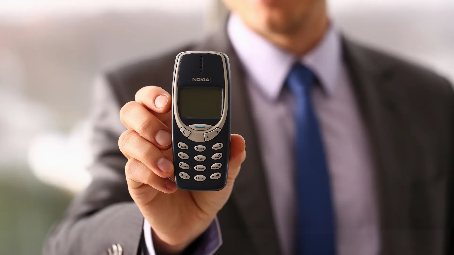 shutterstock_2416285659 dvehiljadite nokia 3310 telefon stari model telefona-68e4f10870e23.webp